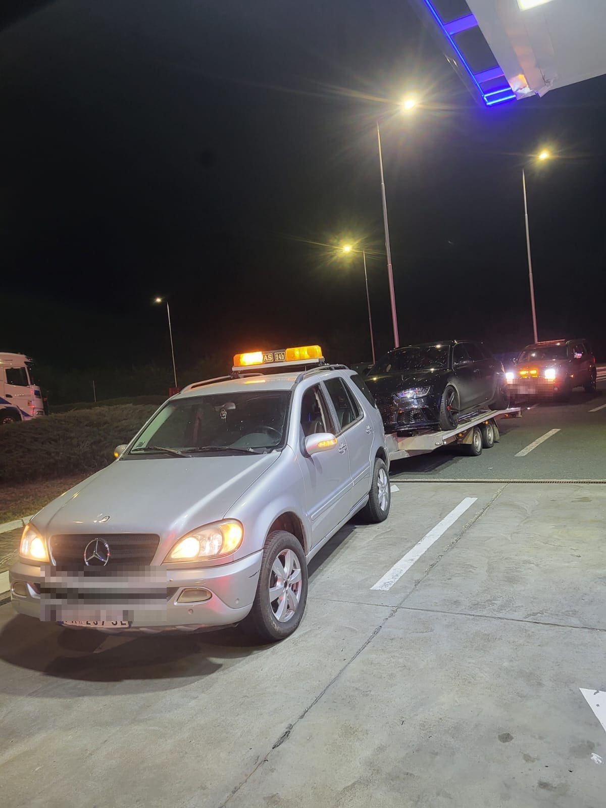 Šlep vučno vozilo na autoputu tokom noćne intervencije