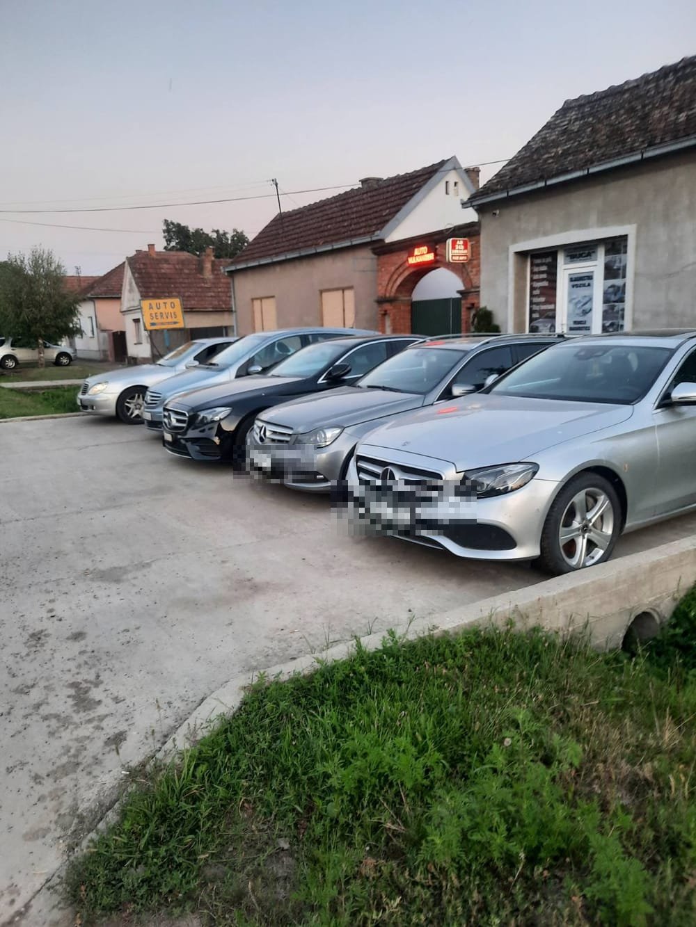 Mercedes vozila na lokaciji auto servisa u Moroviću