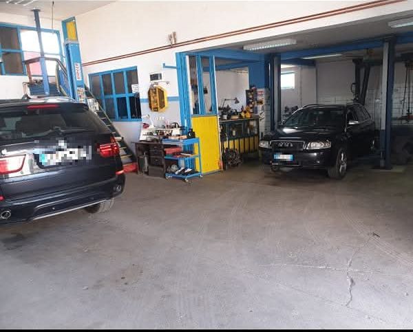 Servisna radionica sa vozilima na popravci