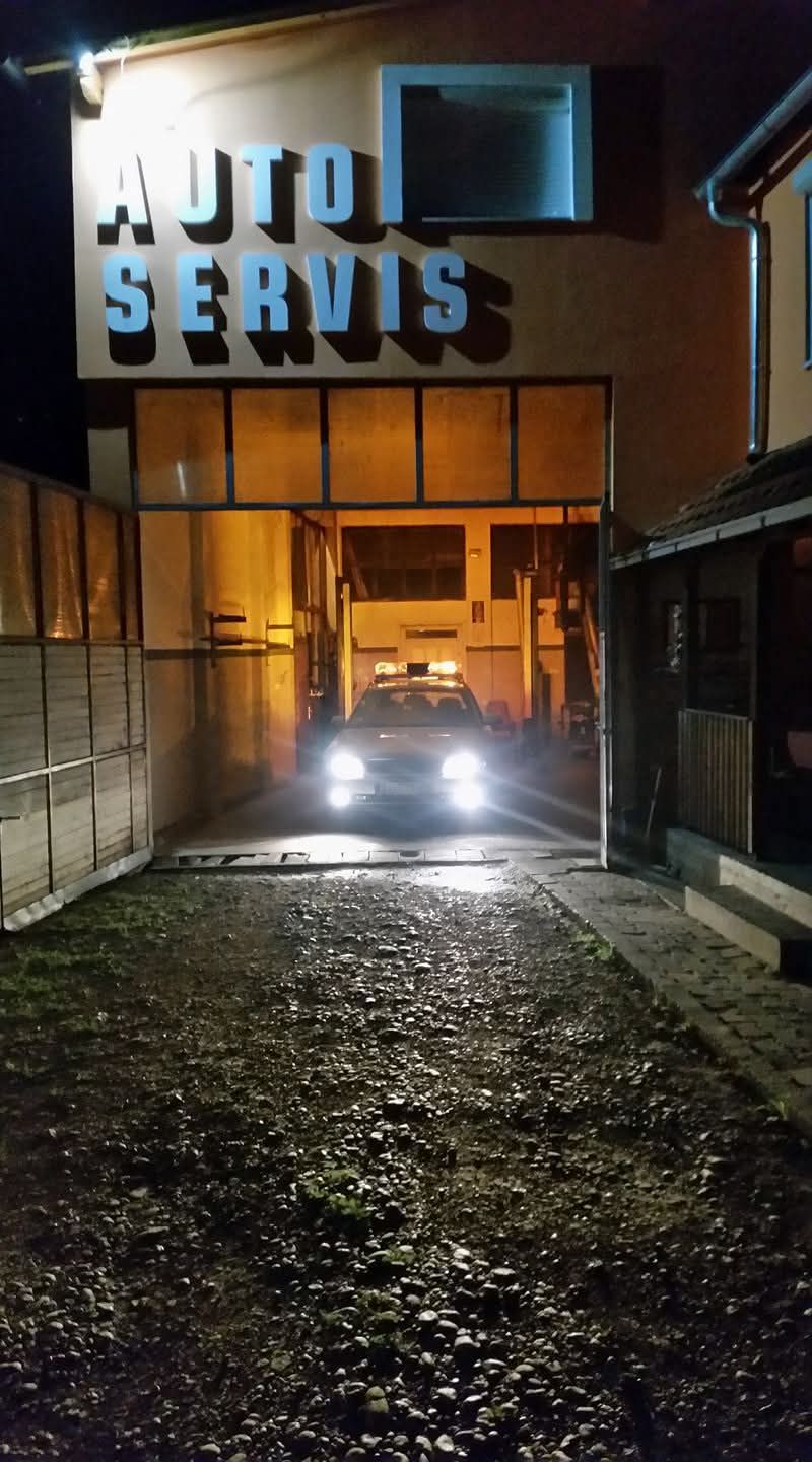 Auto servis u Moroviću noću