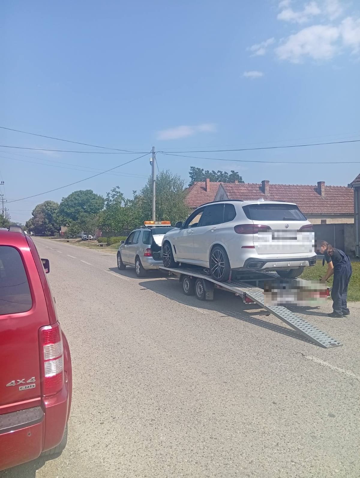 Utovar vozila na šlep platformu na terenu
