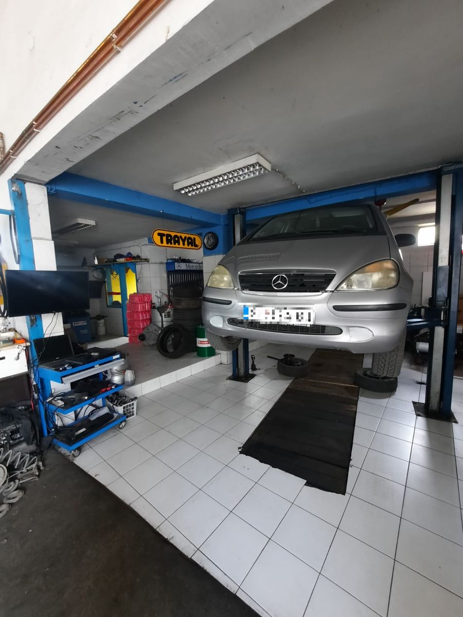 Vulkanizerska radnja - auto na liftu